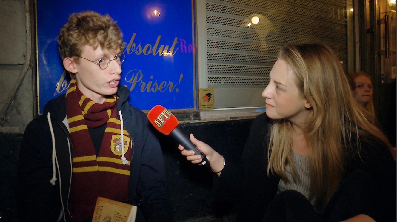 Den sista Harry Potter-boken släpps i natt. Jonathan Carlsson, 19, med reporter Linnea Carlén.