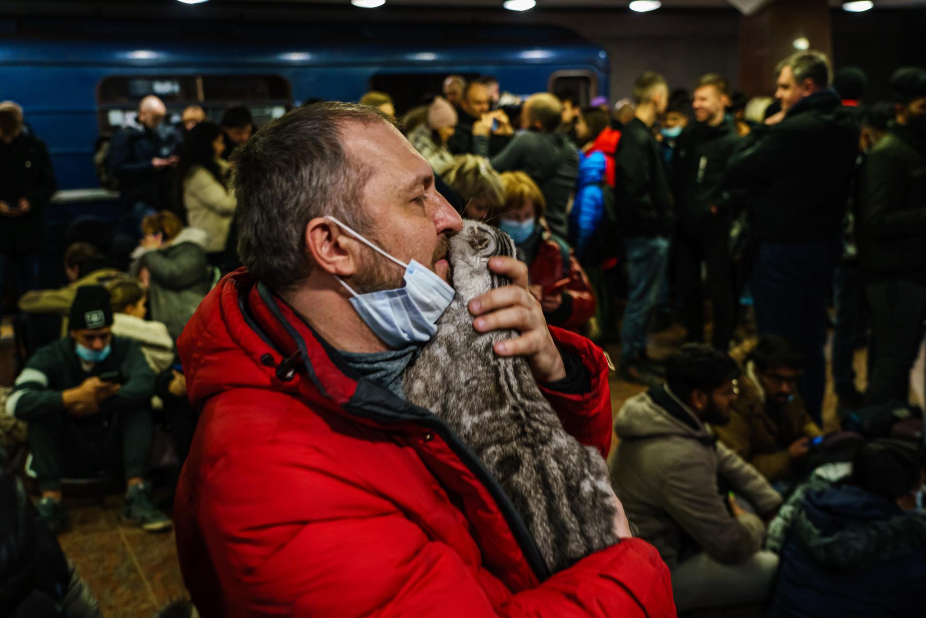 I staden Lviv, vid den polska gränsen, dumpade evakuerade sina resväskor för att säkert kunna ta med sina hundar och katter i transportburar.