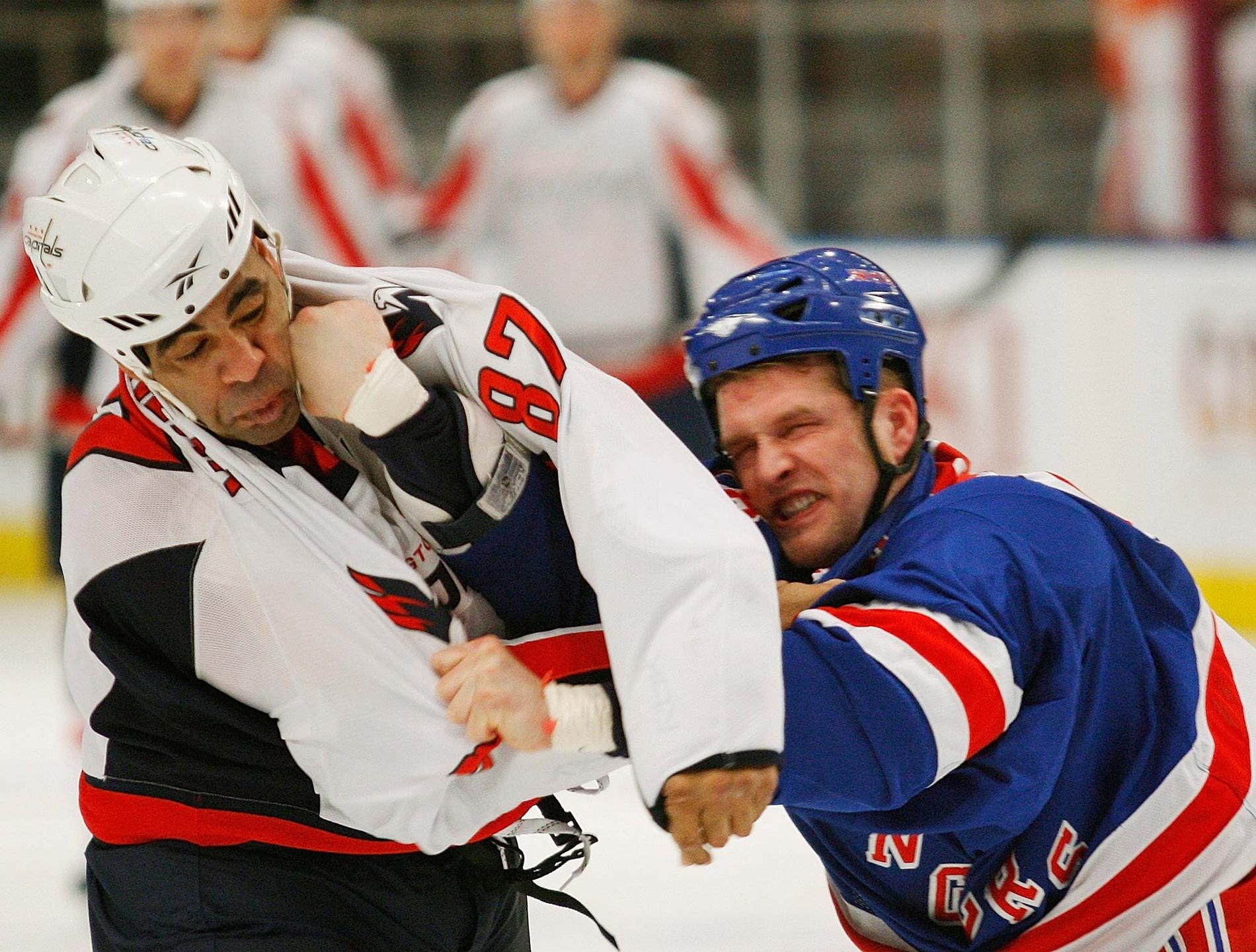 Modos nyförvärv Donald Brashear i NHL-slagsmål mot New York Rangers Colton Orr 2009.