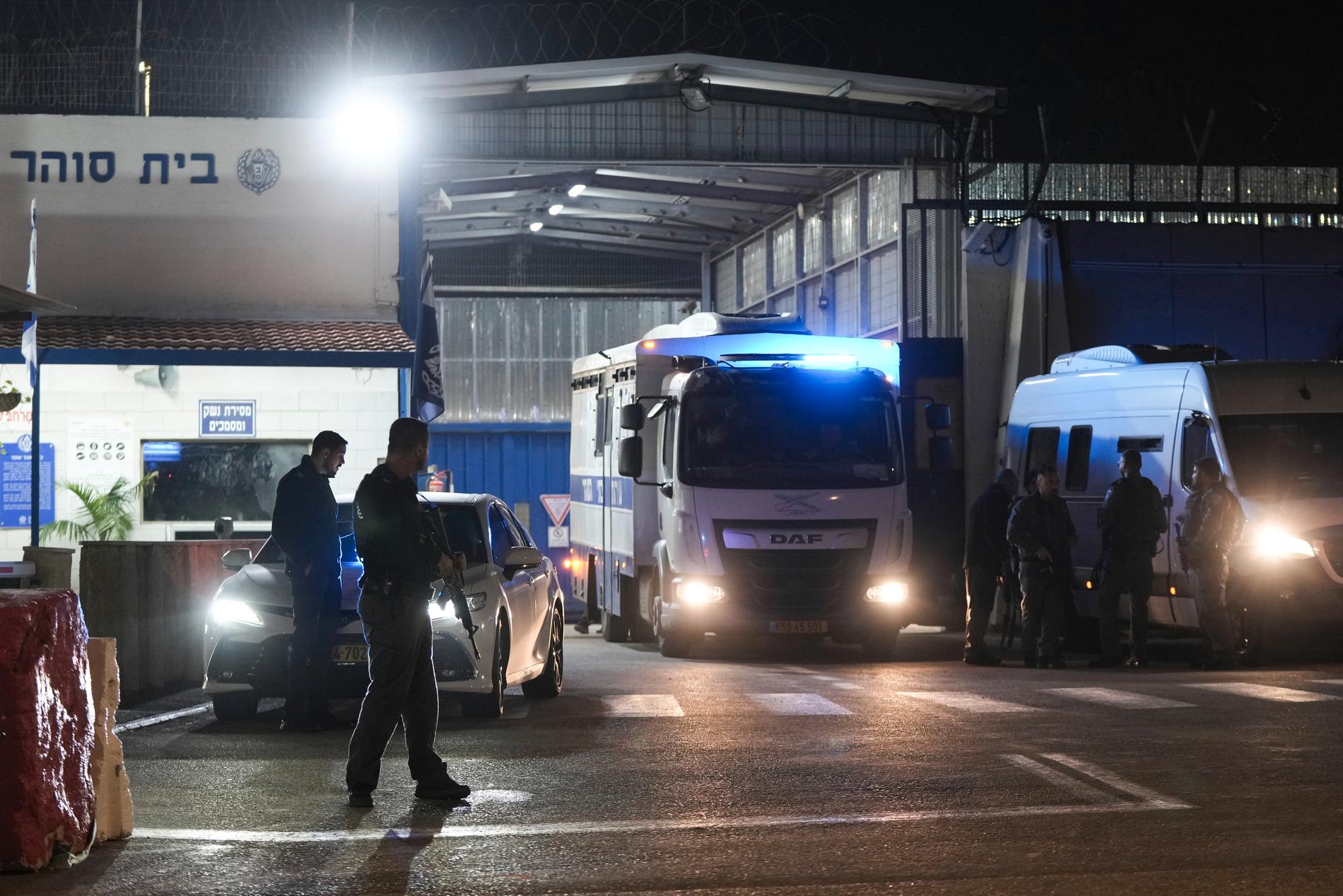 Israelisk fångtransport med palestinier som släppts av israeliska myndigheter ombord.