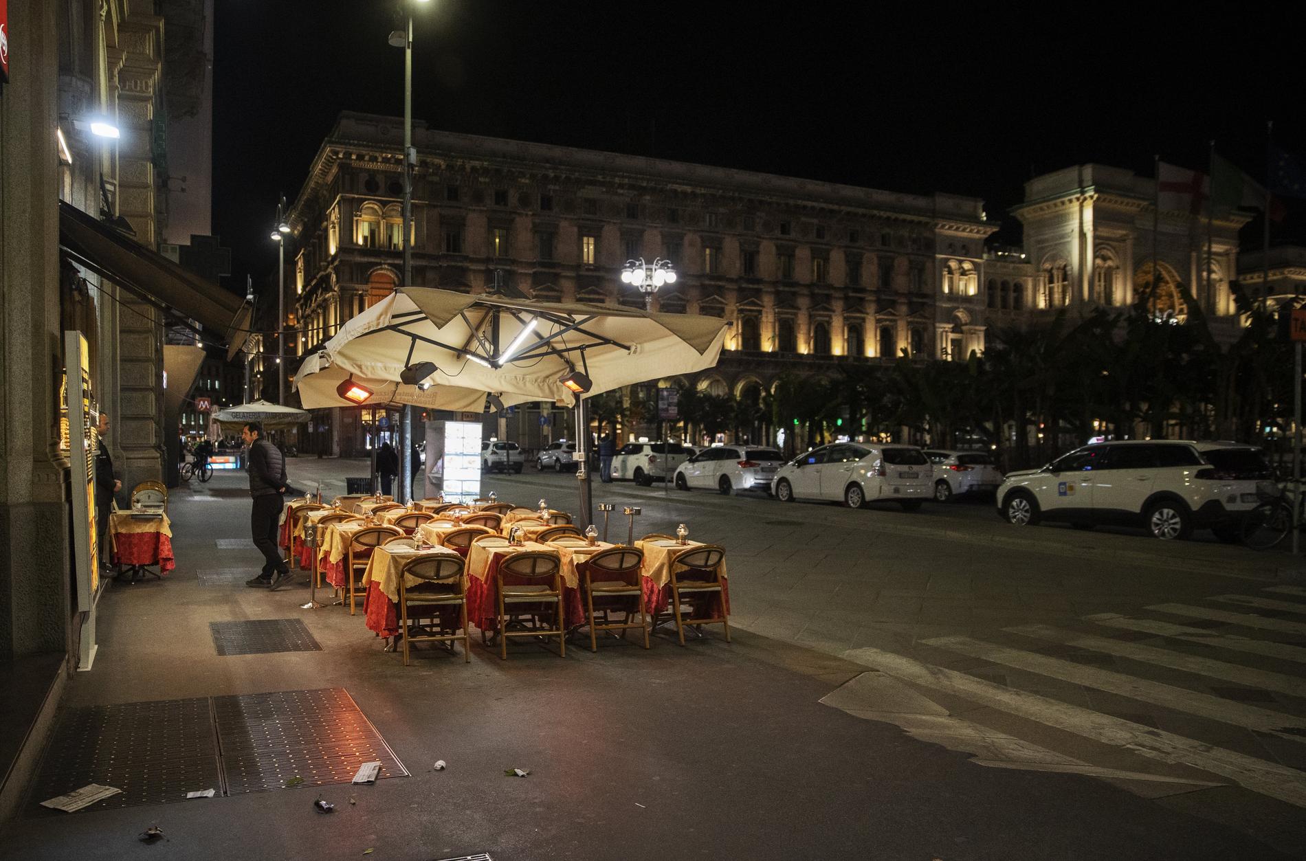 Öde restaurang vid Piazza del Duomo i Milano. 