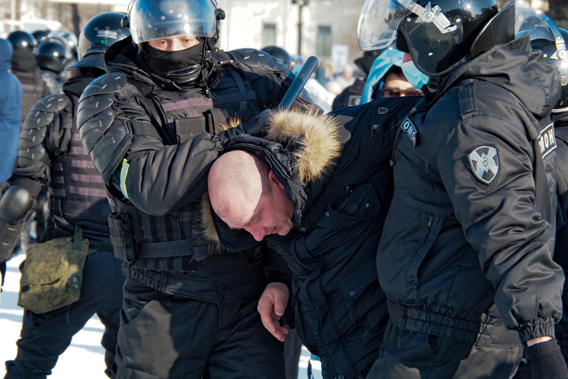 En polis griper en demonstrant i Khabarovsk öster om Moskva. 