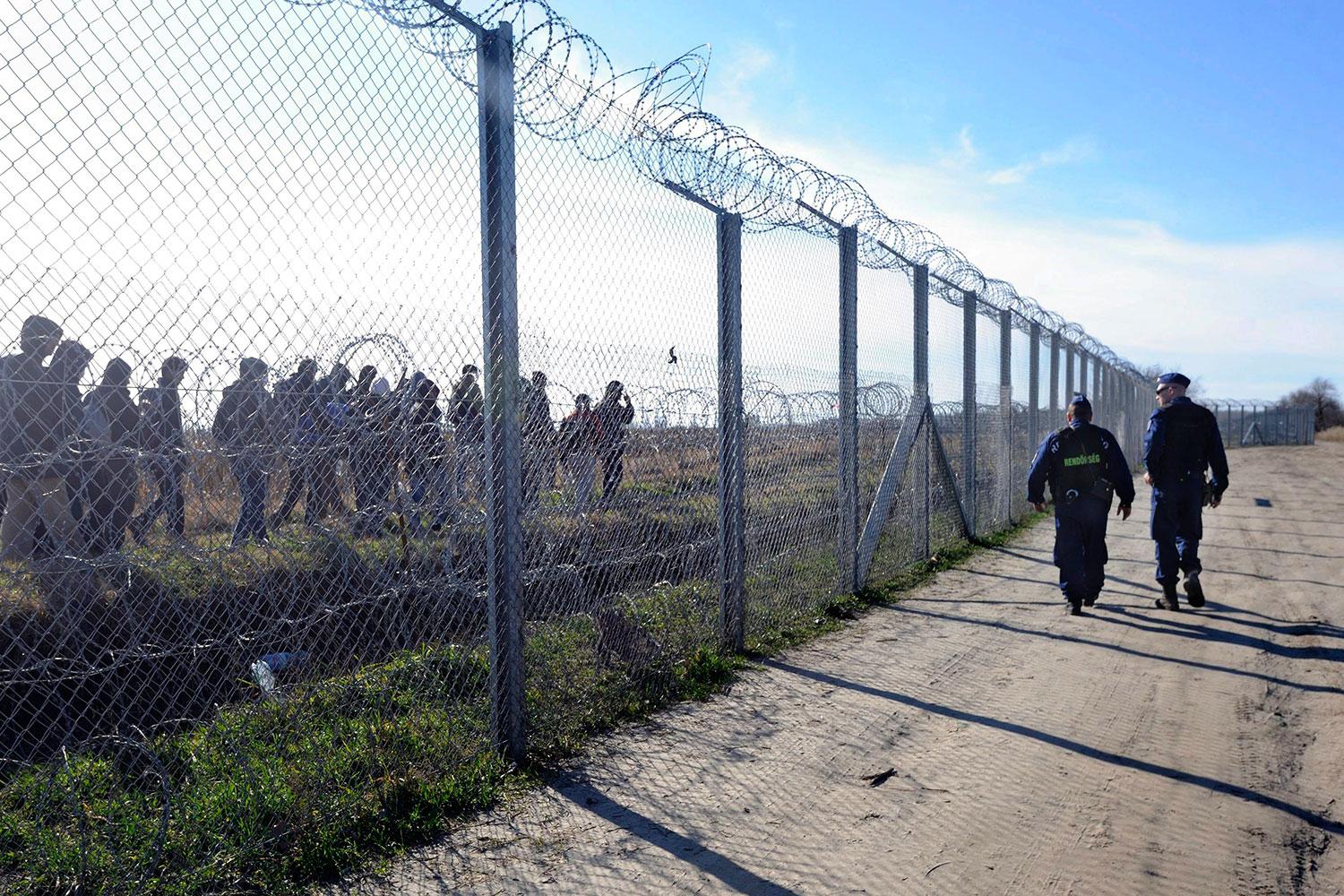 Under förra året byggdes det 175 kilometer långa taggtrådsstängslet vid gränsen mot Serbien och Kroatien.