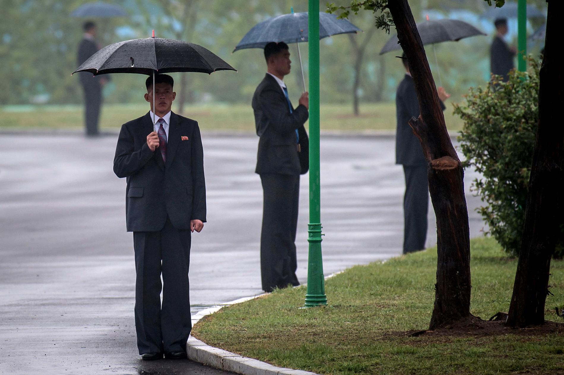Paraplymän ståendes utanför kongresshallen.