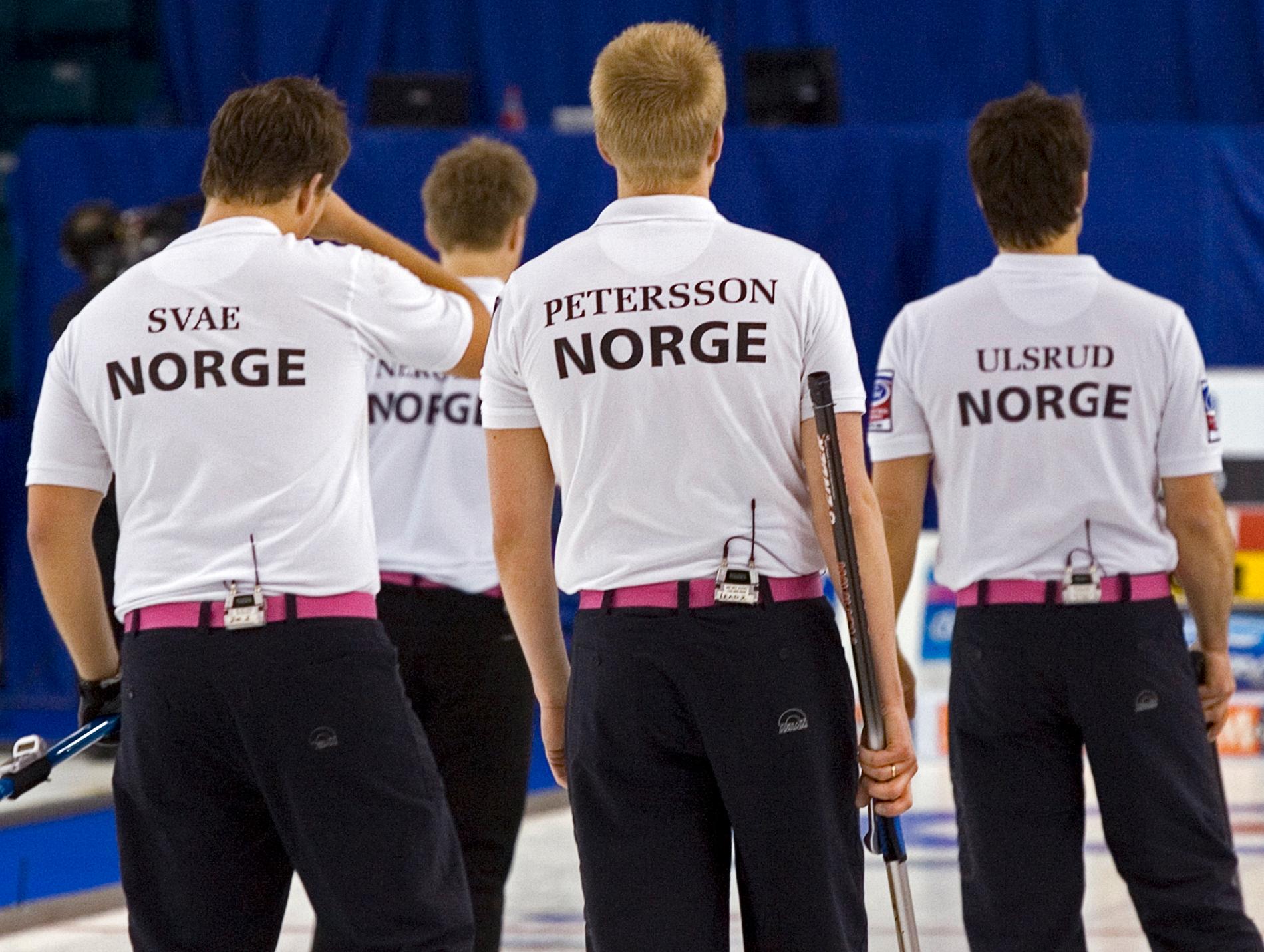 Fram till 2010 tävlade även Norge i svarta byxor.