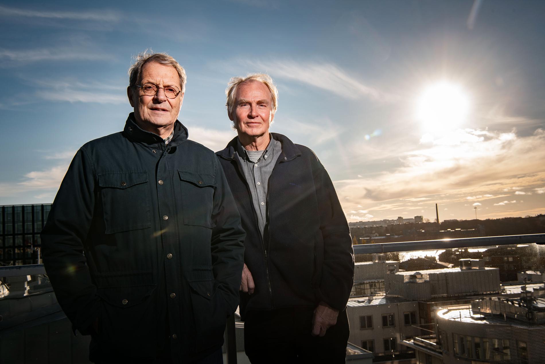 Tomas Adolphson och Anders Falk – männen bakom duon Adolphson & Falk vars jullåt ”Mer jul” fyller 40 år i år. Nu har de släppt en jubileumsversion av låten på Spotify.