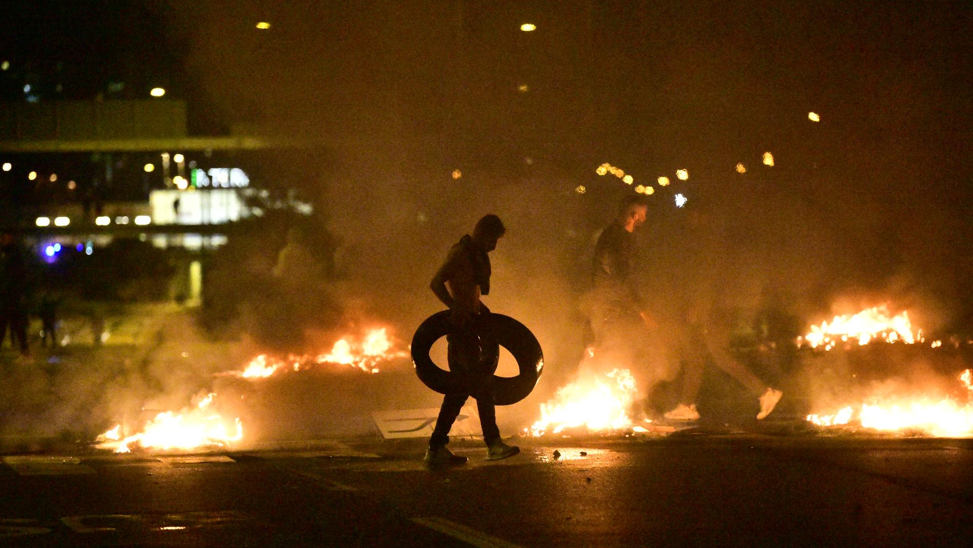 Demonstranter bränner däck efter koranbränningen i Malmö förra året. Arkivbild.