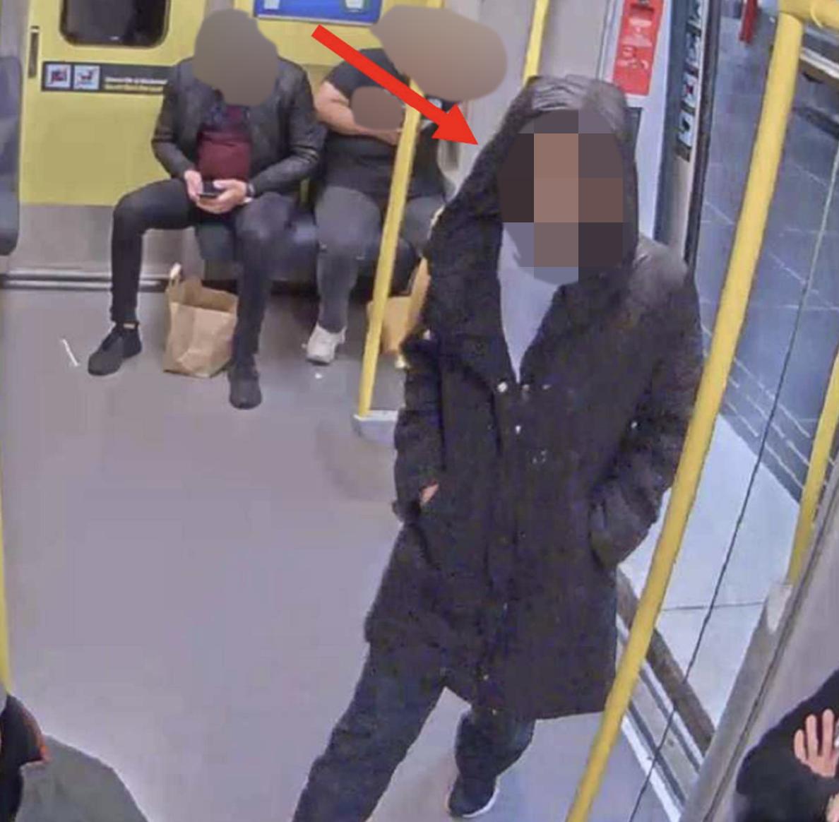 Mannen fångades på bild på tunnelbanan. 