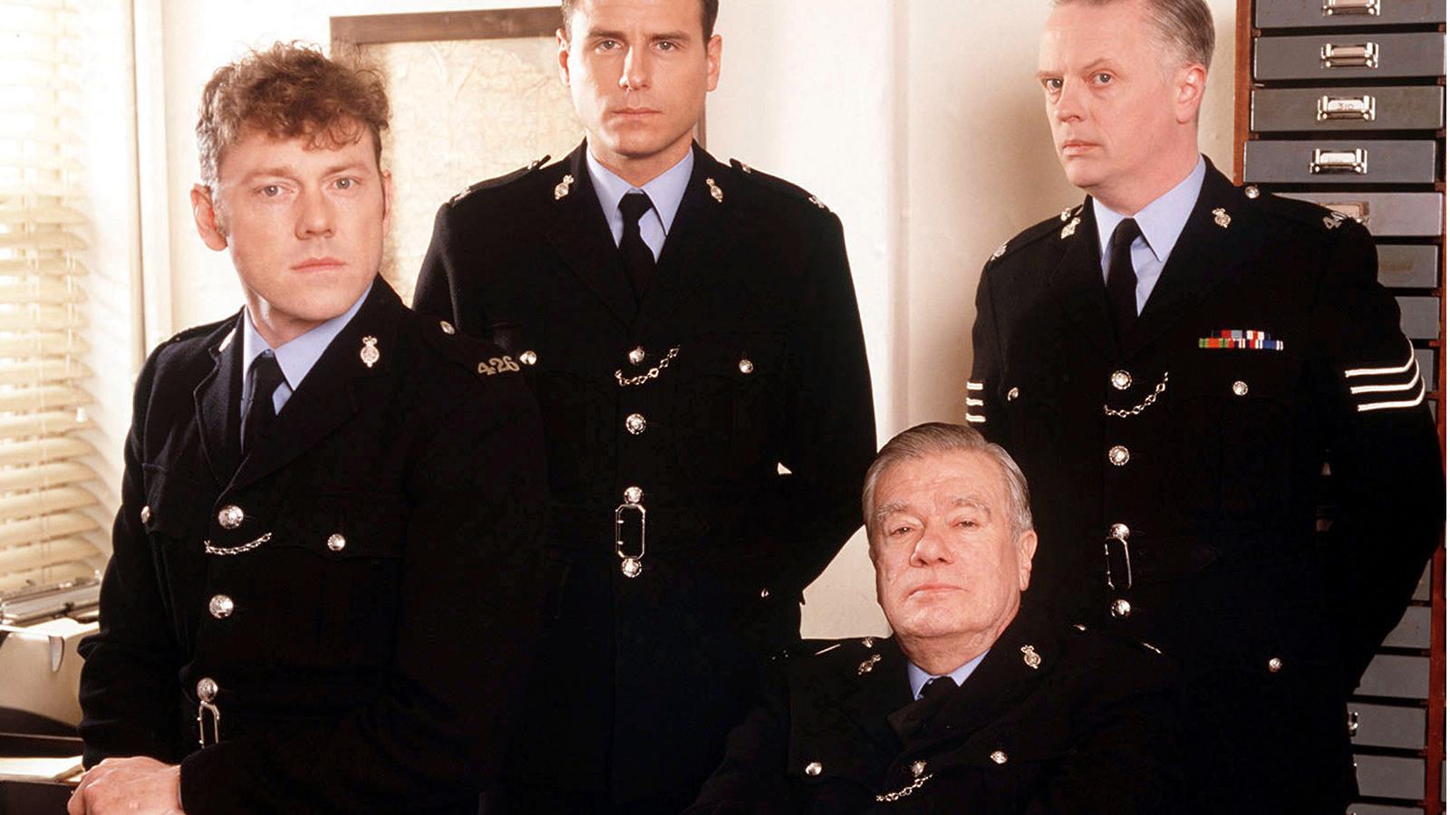 William Simons (sittande, trea från vänster) som polisen Alf Ventress i tv-serien ”Tillbaka till Aidensfield” (”Heartbeat”).