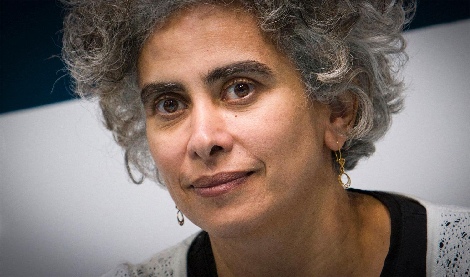 Den palestinska författaren Adania Shibli skulle ha fått ett pris under den just öppnade bokmässan i Frankfurt. Efter Hamas attacker på Israel den 7 oktober sköts dock prisceremonin upp. Hundratals författare har nu skrivit ett upprop till stöd för Shibli.