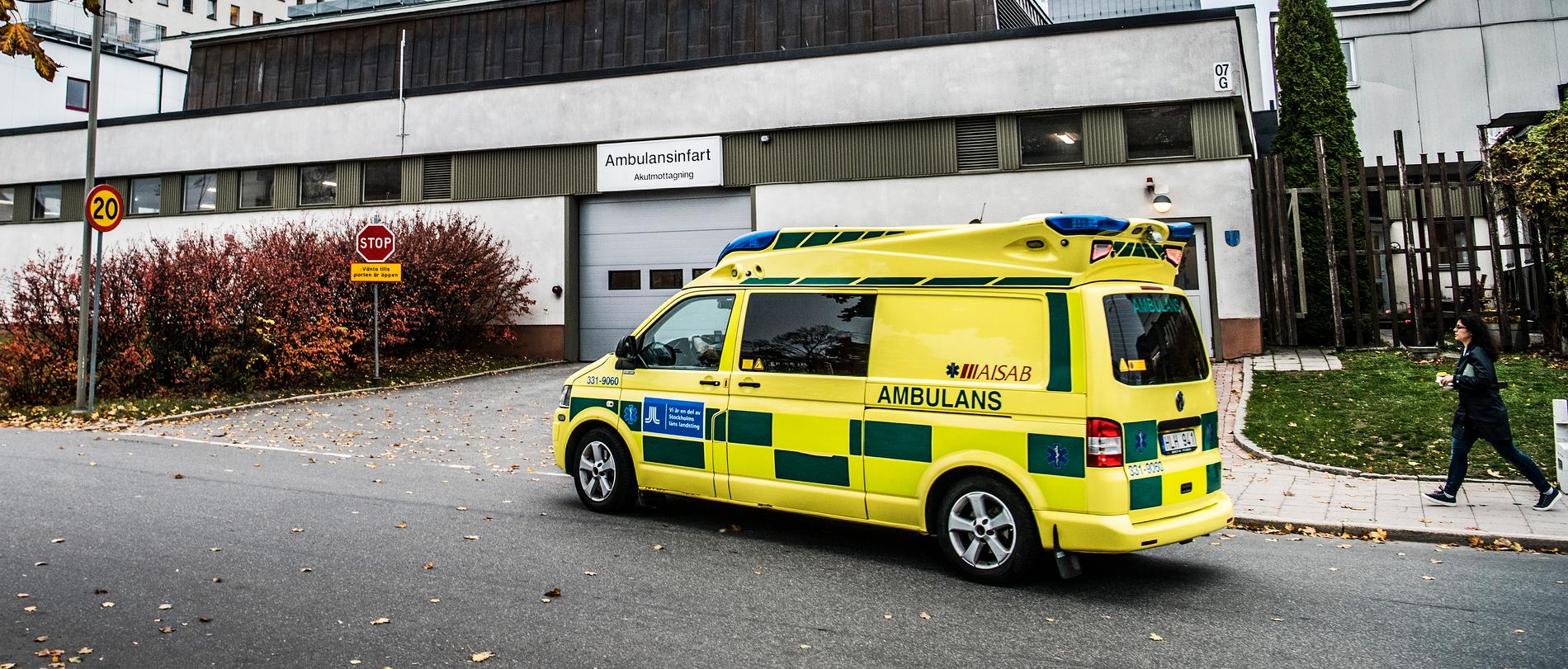 En ambulans framför Södersjukhusets ambulansinfart.