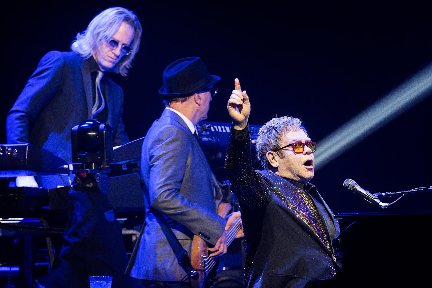 Oväntat maffig Elton John i Friends arena, enligt Nöjesbladets Håkan Steen.
