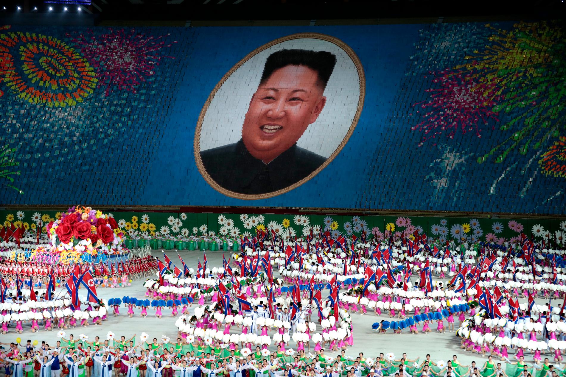 Deltagare i de så kallade masspelen i Pyongyang 2019 skapar en bild av Nordkoreas ledare Kim Jong-Un med hjälp av färgade plakat.