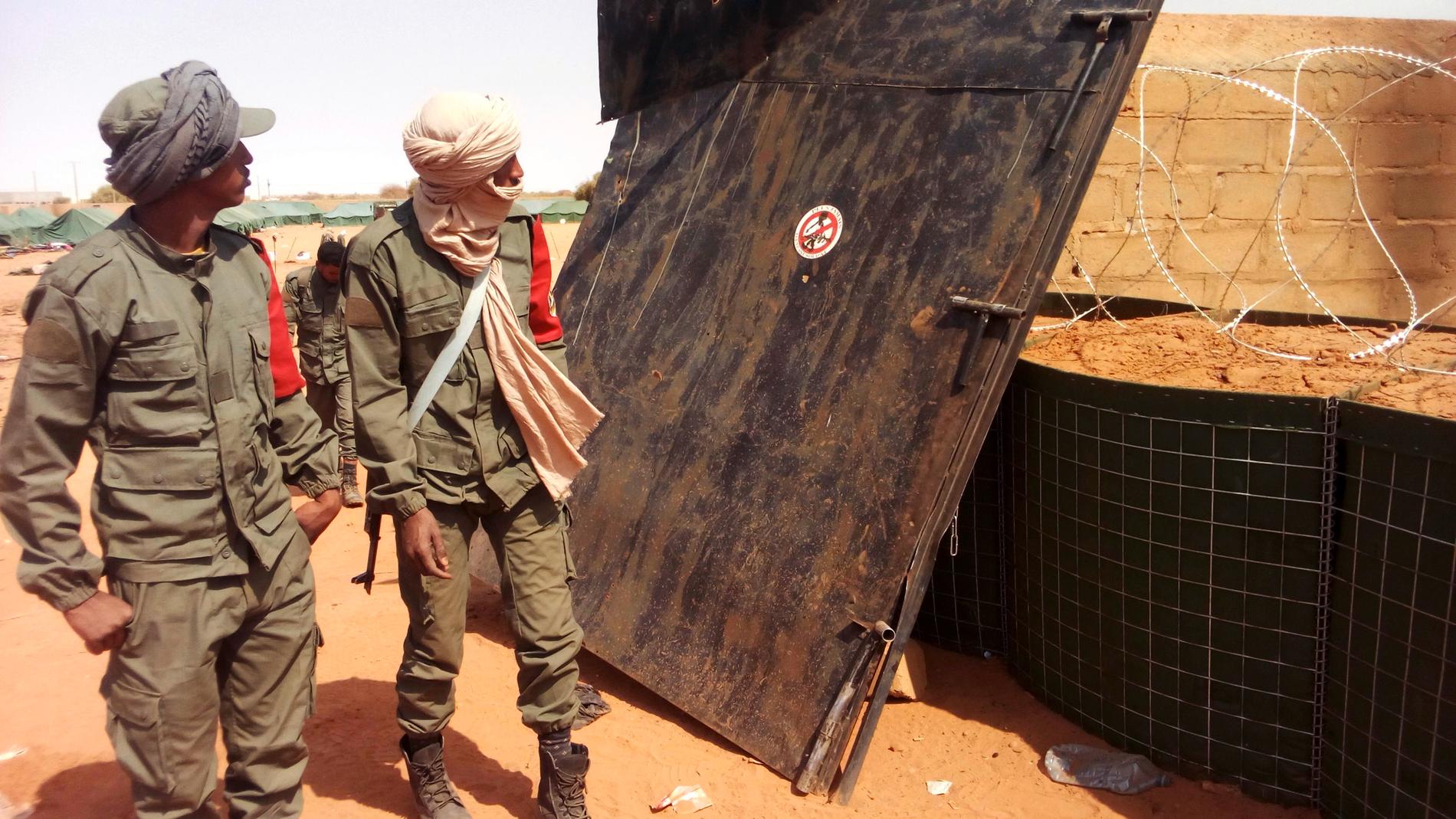 Maliska trupper patrullerar i närheten av platsen för en explosion i staden Gao i Mali, januari 2017. Arkivbild.