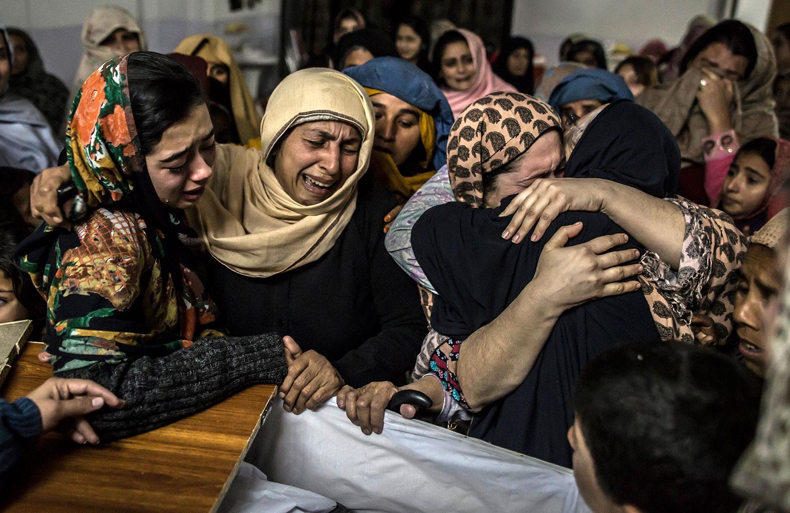 Kvinnor sörjer 15-årige Mohammed Ali Khan, ett av skolmassakerns offer.