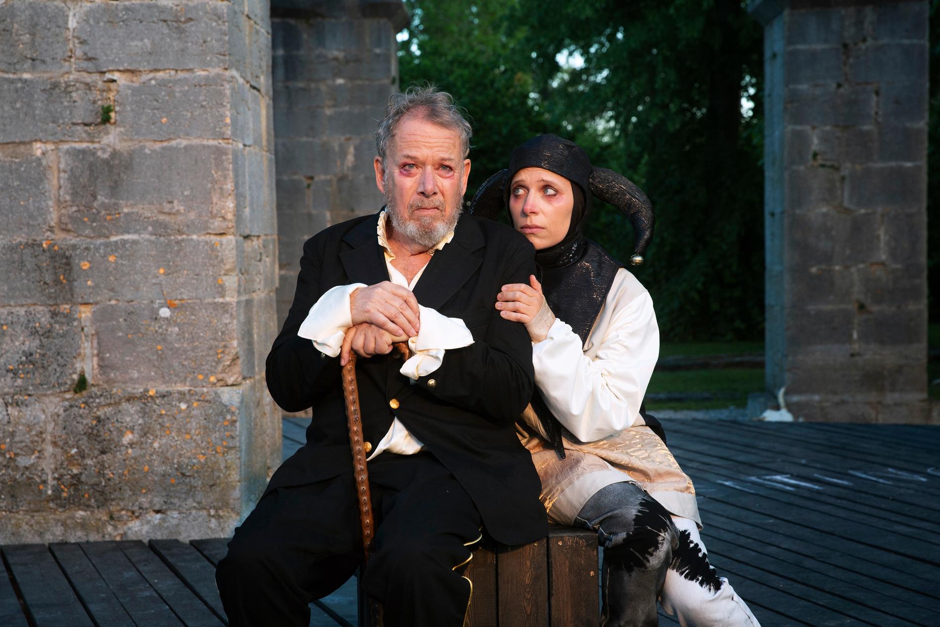 Bengt CW Carlsson som Lear och Janna Granström som Narren.