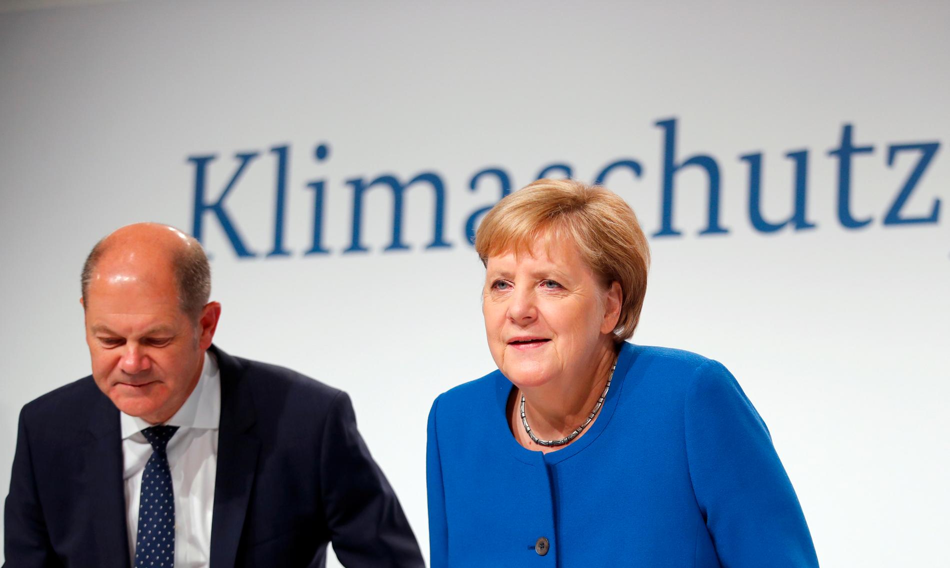 Tysklands förbundskansler Angela Merkel (CDU) och finansminister Olaf Scholz (SPD) presenterar långsiktiga tyska klimatsatsningar.