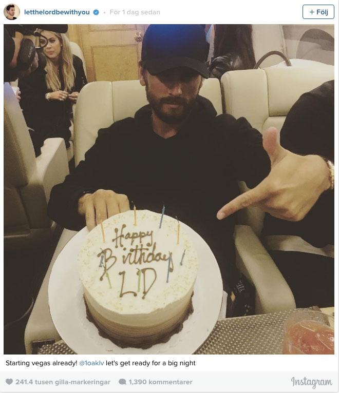 Scott Disick firades med tårta under flygresan till Las Vegas.