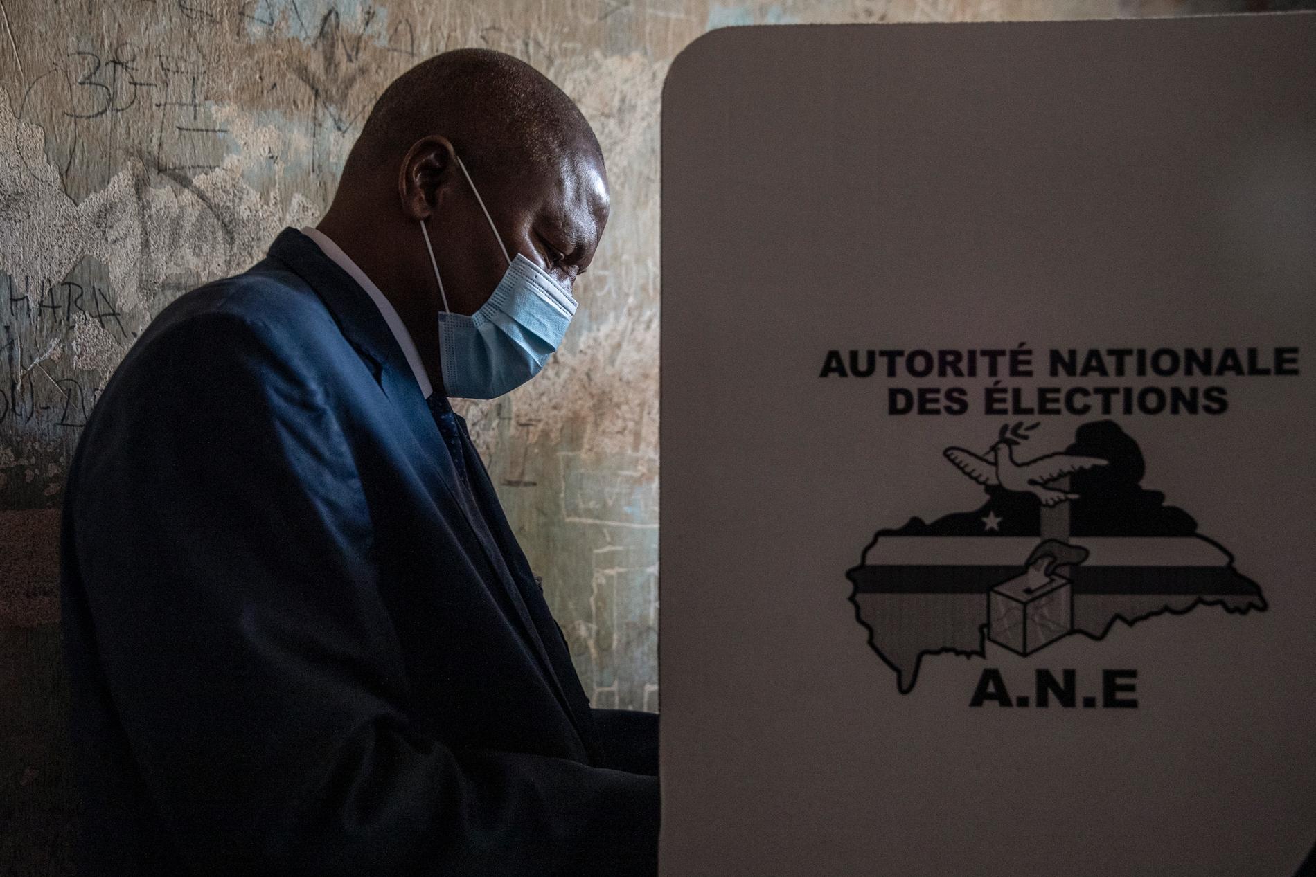 President Faustin-Archange Touadéra lägger sin röst i valet i Centralafrikanska republiken den 27 december. Arkivibild.