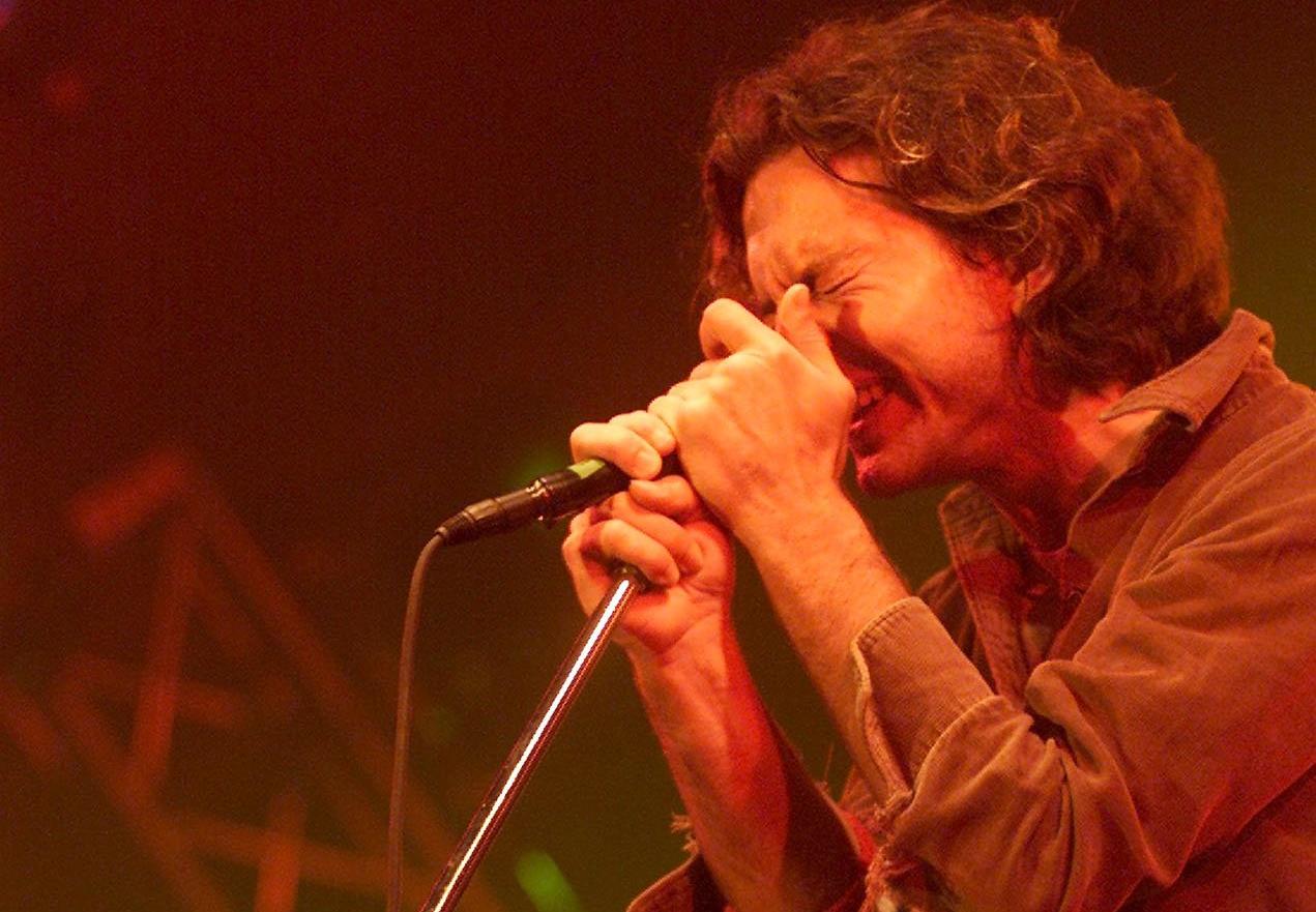 Eddie Vedder under ”Pearl Jams” konsert på Roskilde år 2000.