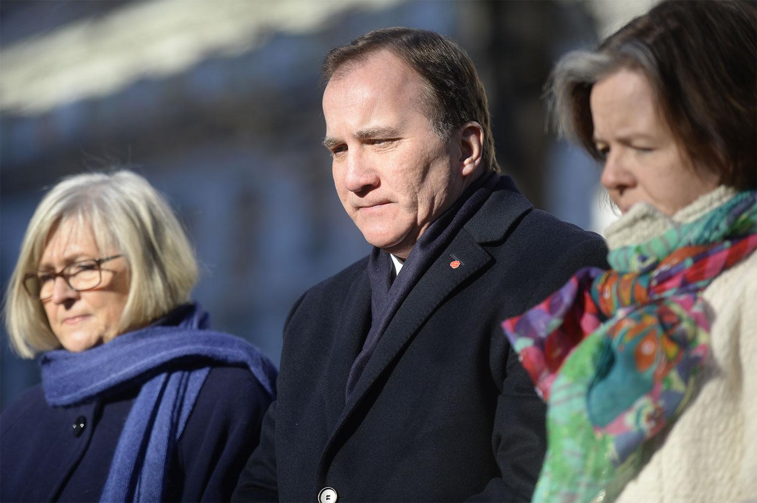 Statsminister Stefan Löfven omgiven av hustrun Ulla och Socialdemokraternas partisekreterare Carin Jämtin.