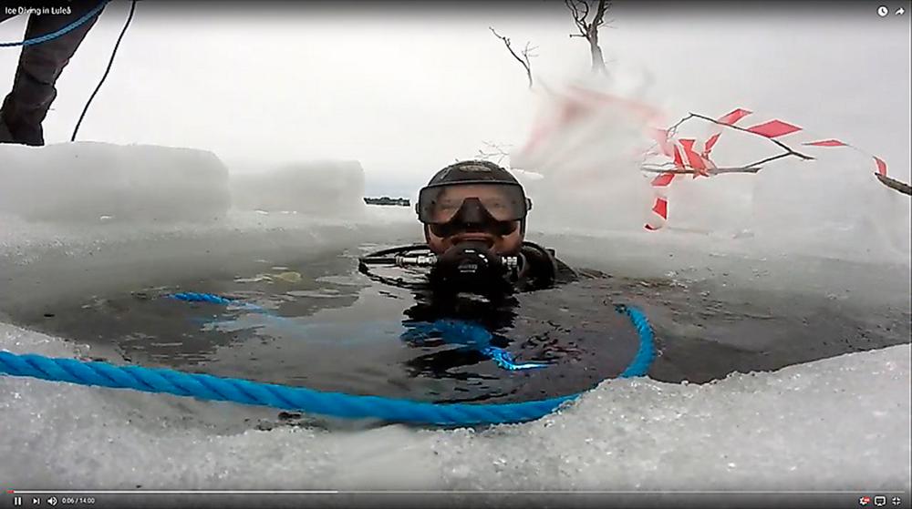 Den 65-åriga mannen skulle åka skidor ute på isen när den gav vika och han åkte med huvudet före ned i det iskalla vattnet. Daniel och hans dykarvänner fanns i närheten och kunde rädda mannen. 