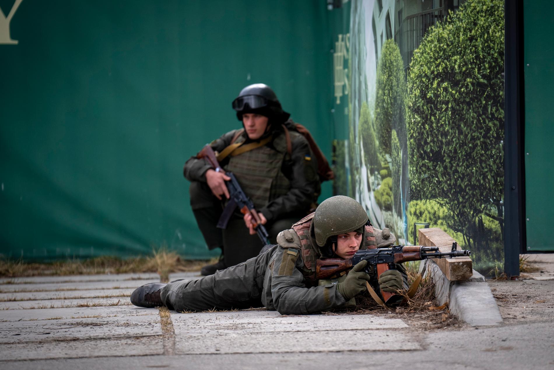Ukrainska soldater intar position i Kiev.