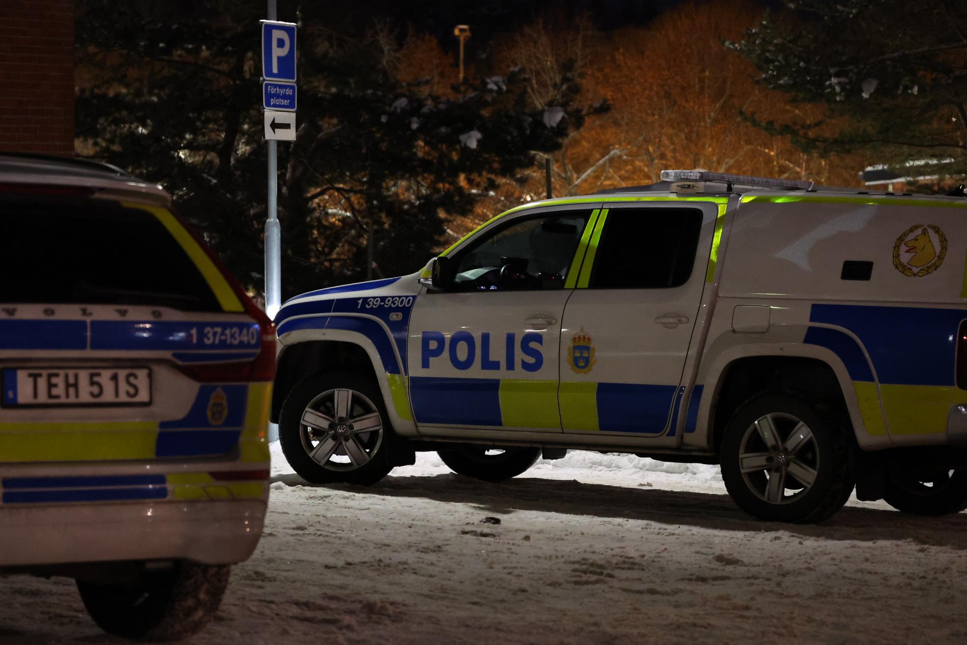 Polisinsats i Vårberg centrum. 