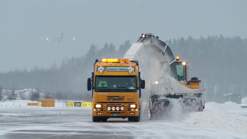 En snöslunga i aktion på Arlanda.