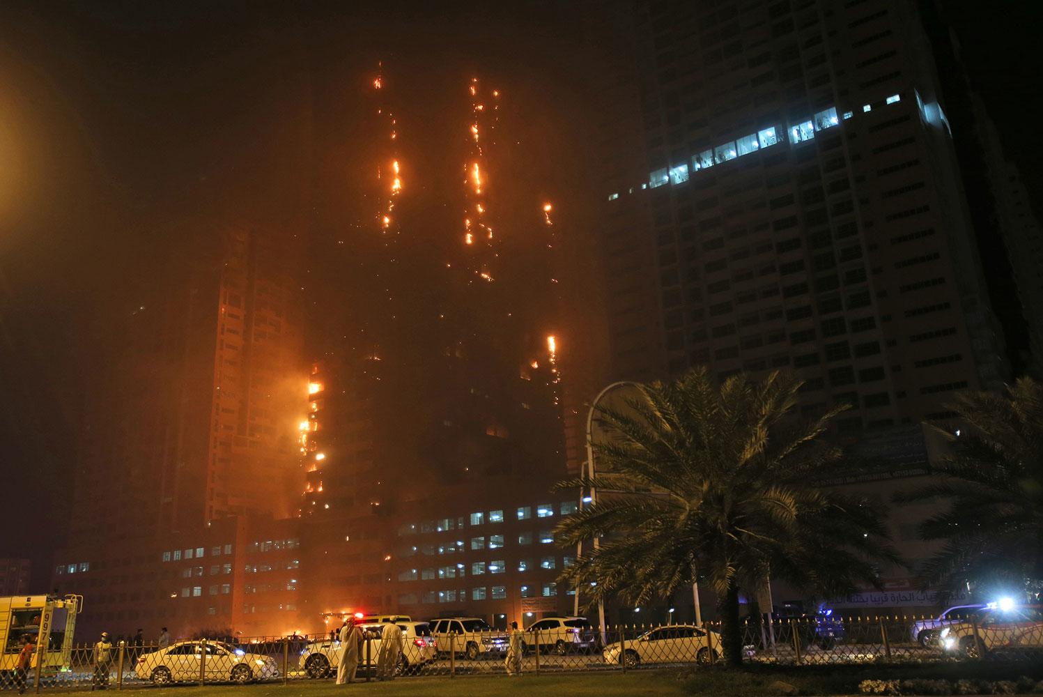 Skyskrapa i Förenade Arabemiraten brinner.