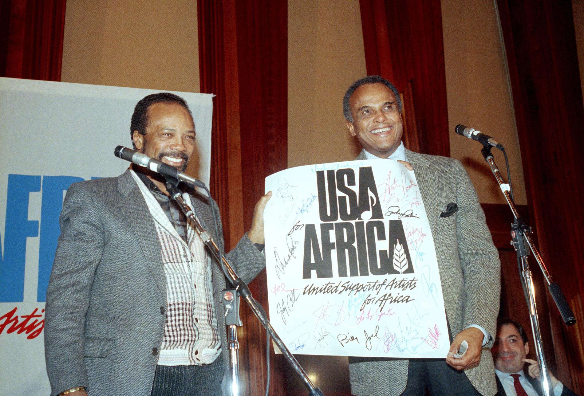  Quincy Jones och Harry Belafonte med en USA for Africa-affisch, 1985. 