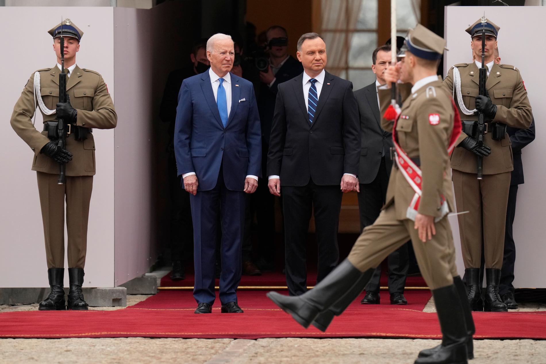 Amerikanske presidenten Joe Biden och Polens president Andrzej Duda under en välkomstceremoni i Warszawa.