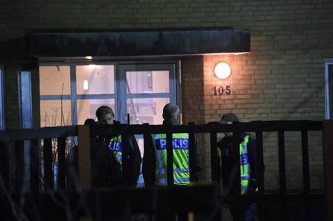 Motivet oklart 15-åringen hittades död utanför en portuppgång i centrala Malmö. Just nu har polisen varken motiv, gärningsman eller några vittnen. Utredningen försvåras av att skotten var svåra att höra eftersom mördaren slog till när raketerna smällde som värst vid tolvslaget.