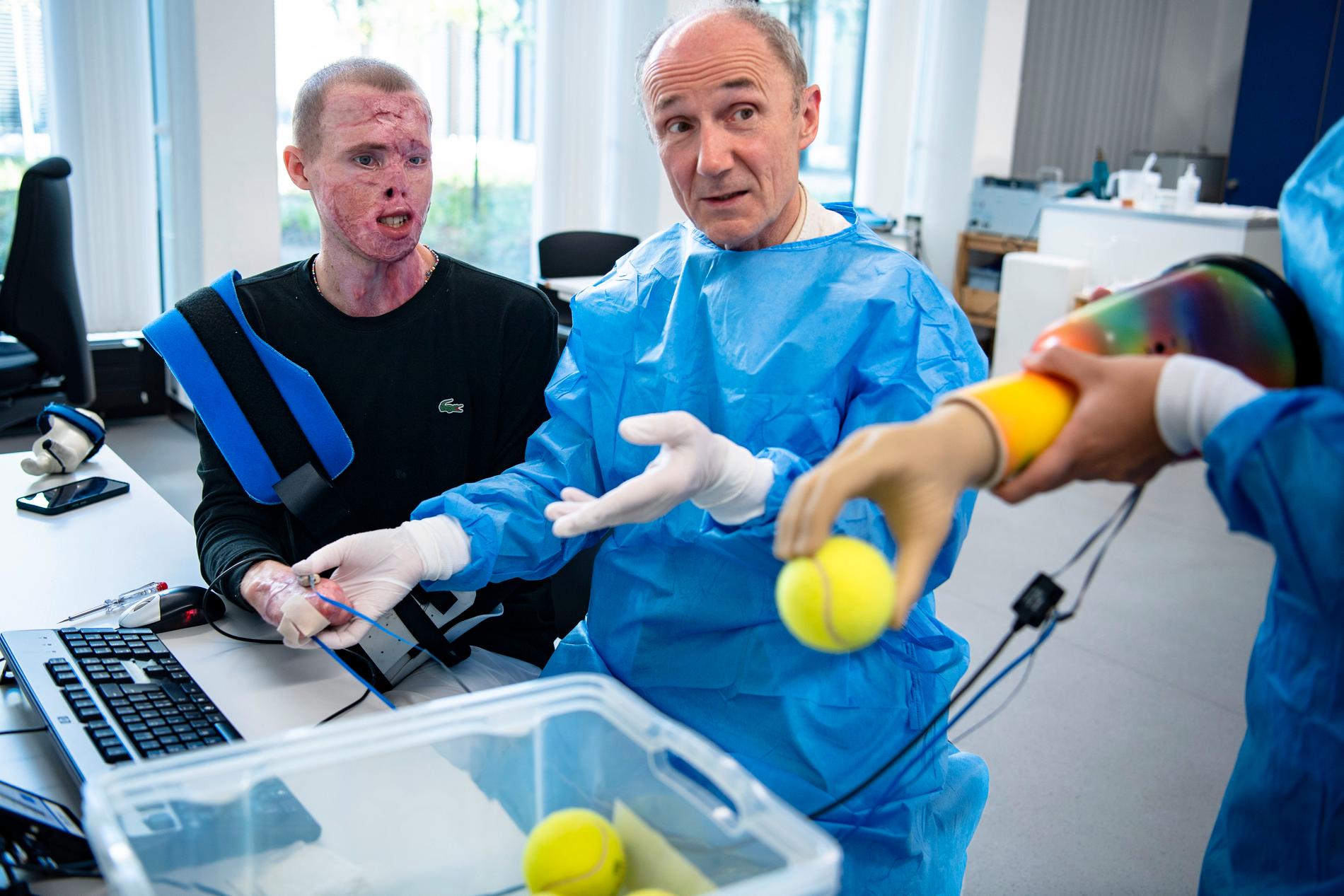 Tillsammans med ergoterapeuten Günther Stummer tränar David upp elektroniska impulser från muskulaturen i handen. Allt för att hans protes ska passa honom så bra som möjligt.