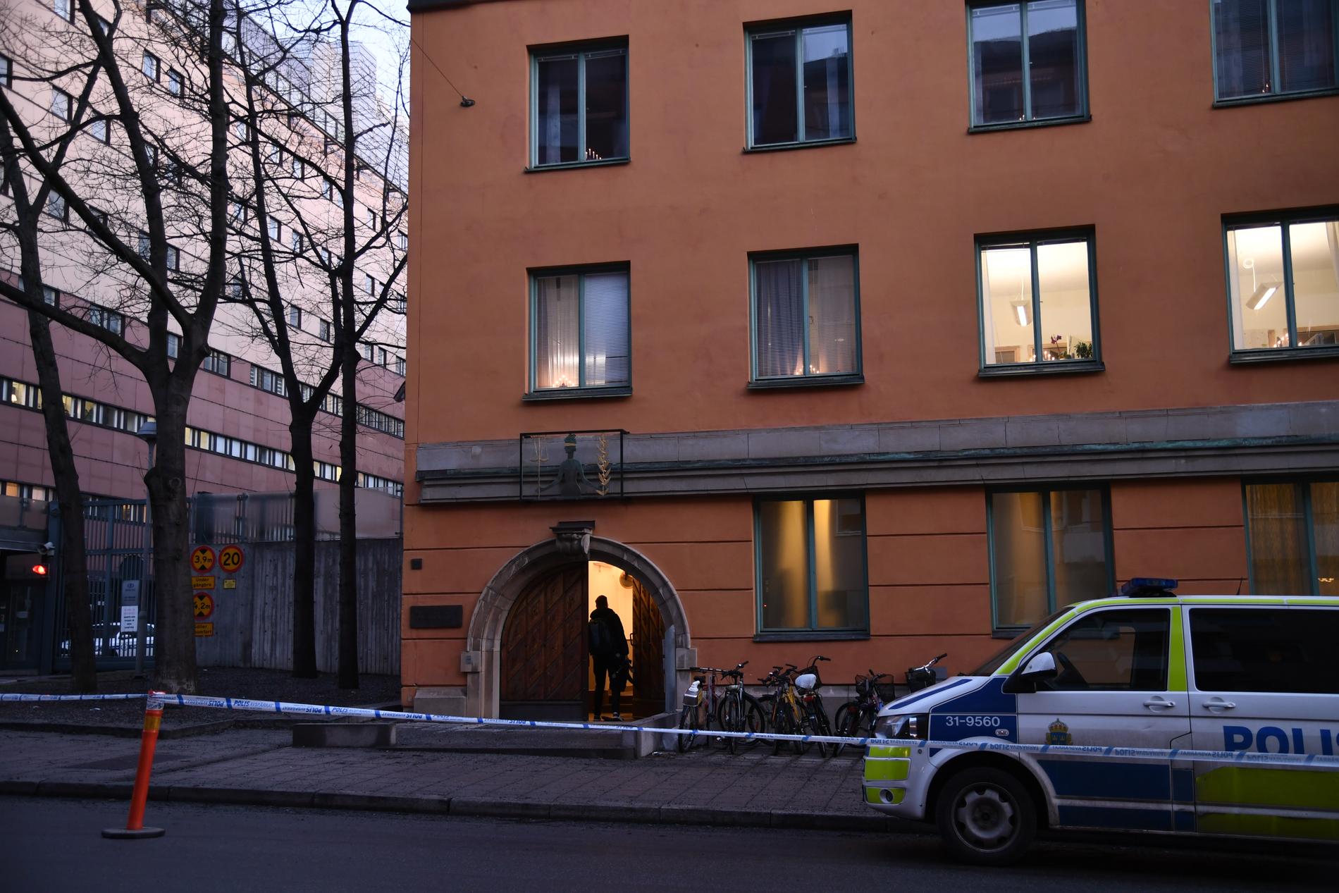 Rättegången hålls i Stockholms tingsrätts säkerhetssal.