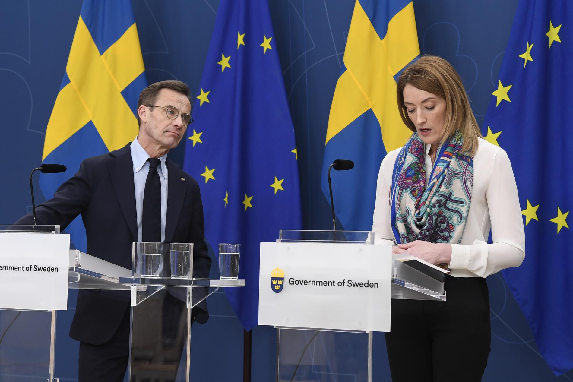 Statsminister Ulf Kristersson och EU-parlamentets talman Roberta Metsola på en gemensam pressträff i Stockholm den 15 mars i år.