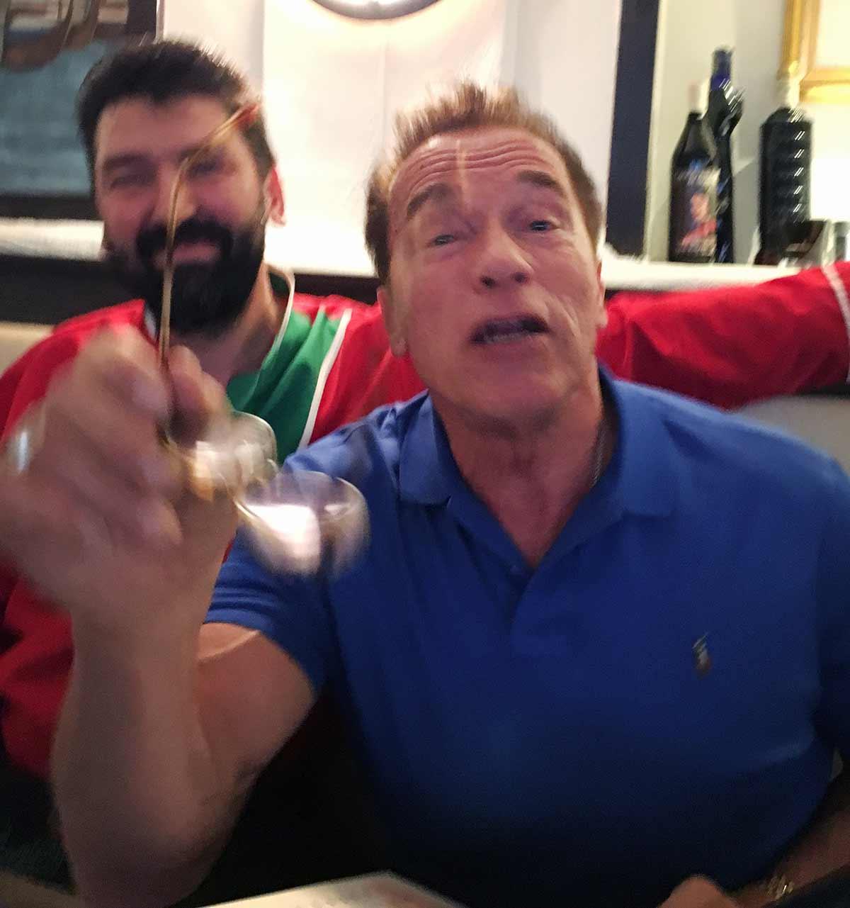 Arnold Schwarzenegger dök upp på en italiensk restaurang.