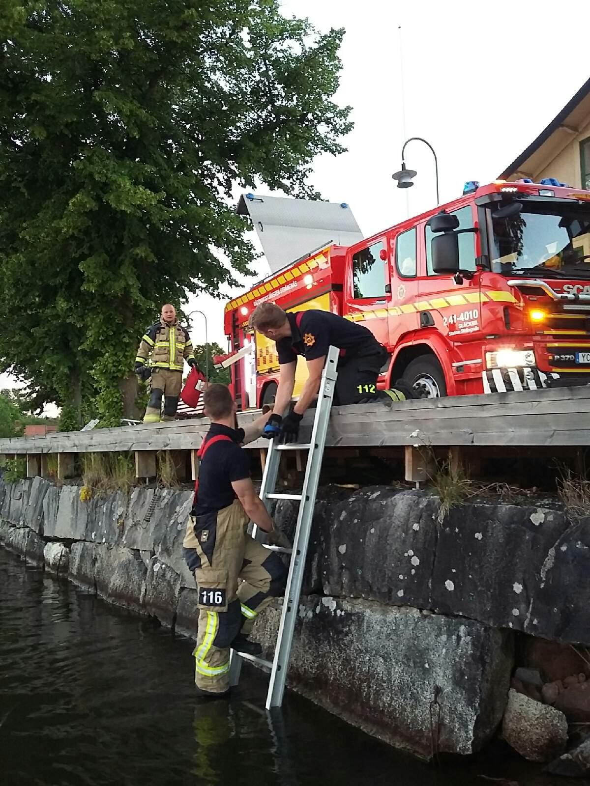 När Strumpan fastnade i stenmuren fick brandmännen i Strängnäs rycka ut