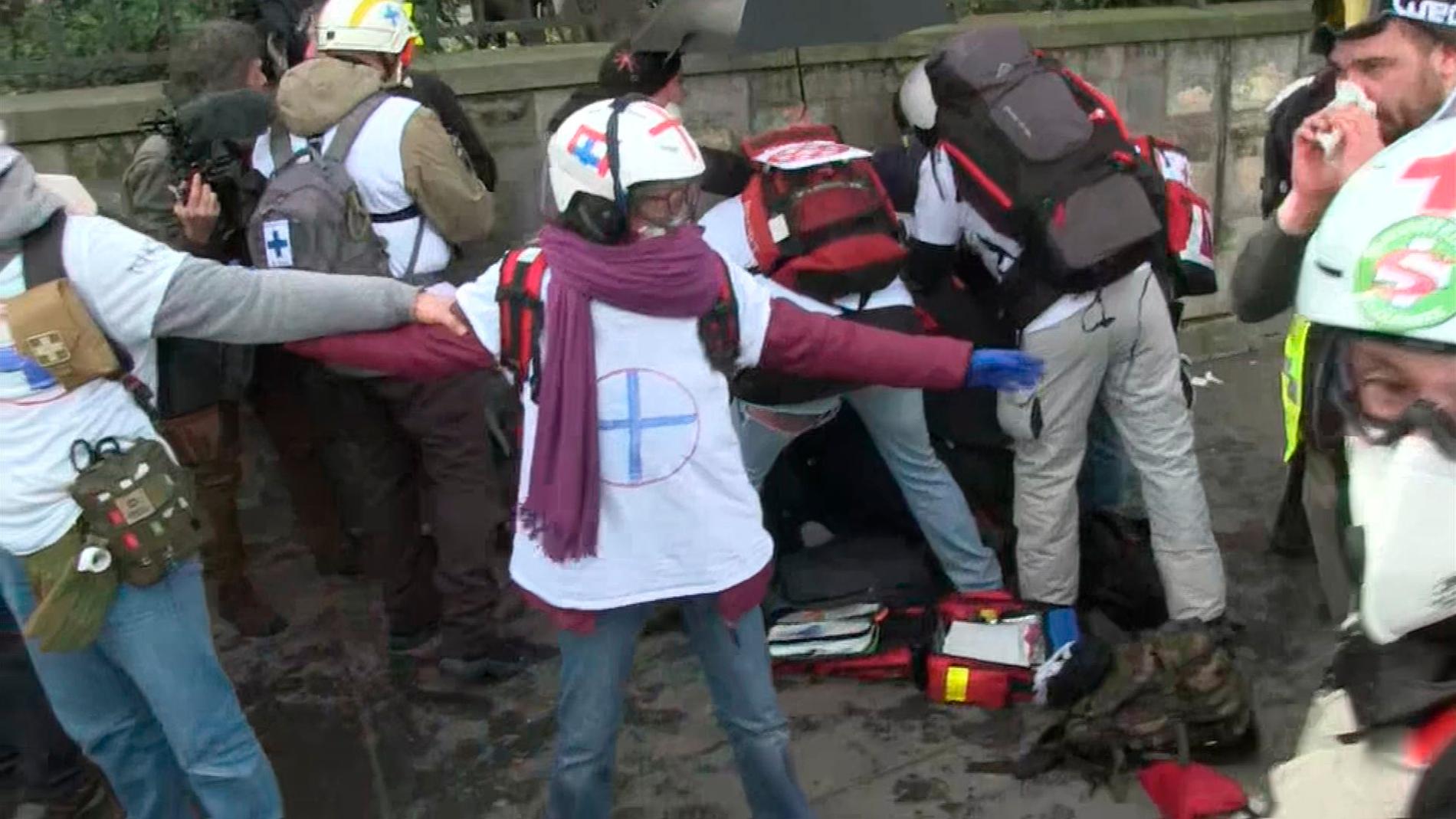 Läkare hjälper den skadade demonstranten.