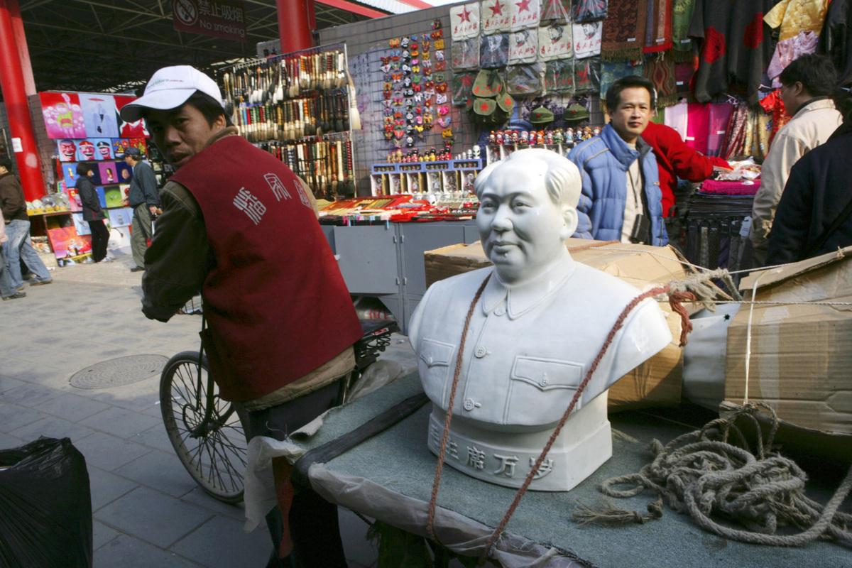 Varför inte slå till på en Maobyst på antikmarknaden Panjiayuan? Men glöm inte att pruta!