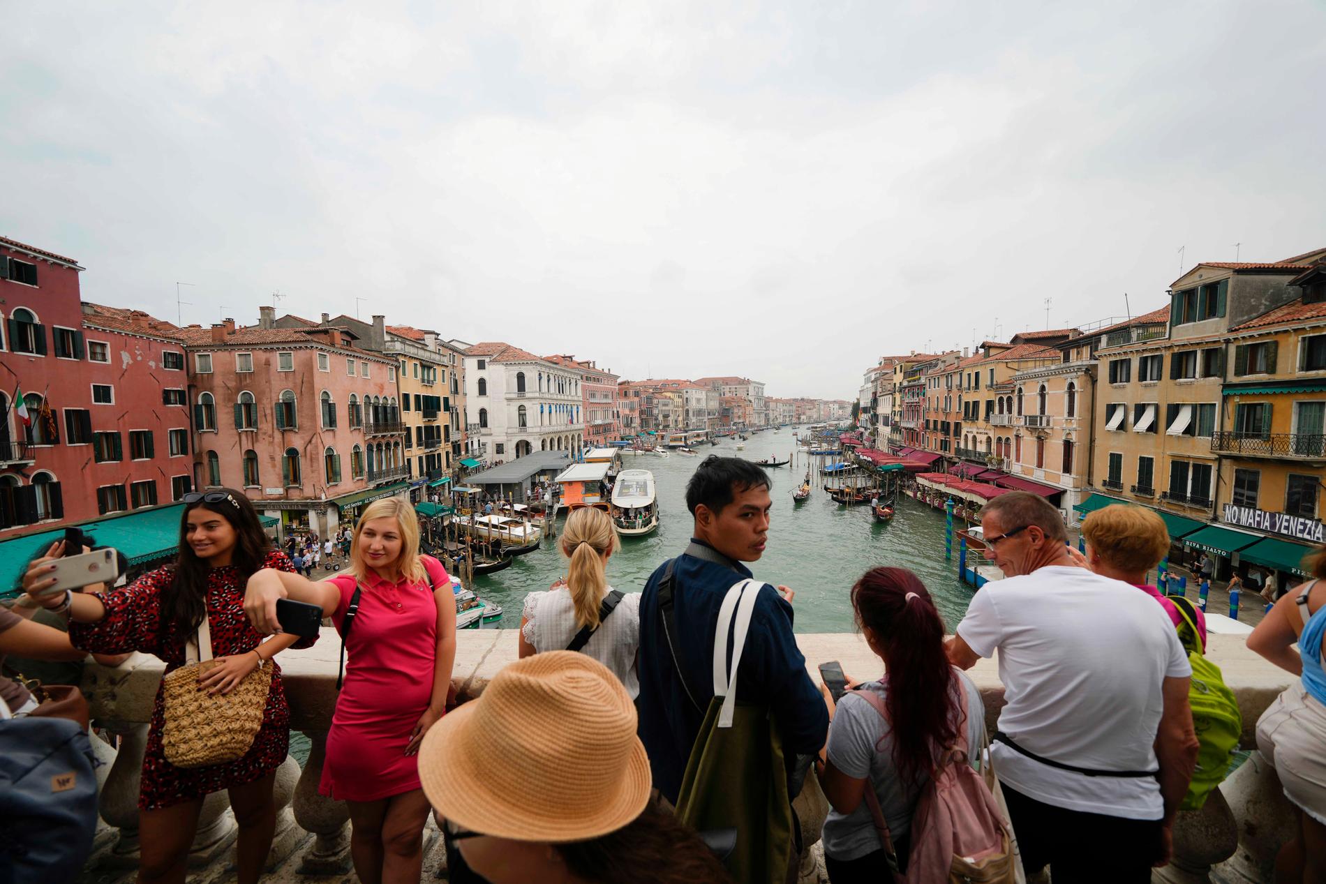 Turister på Rialto-bron i Venedig.