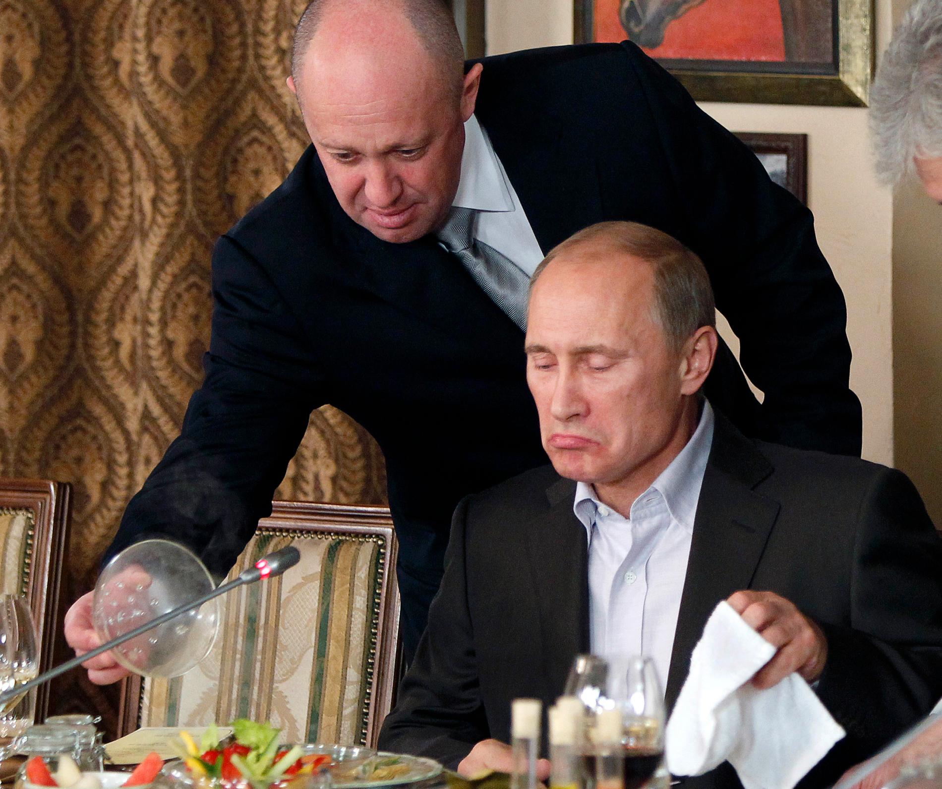Prigozjin serverar Putin på sin restaurang 2011.