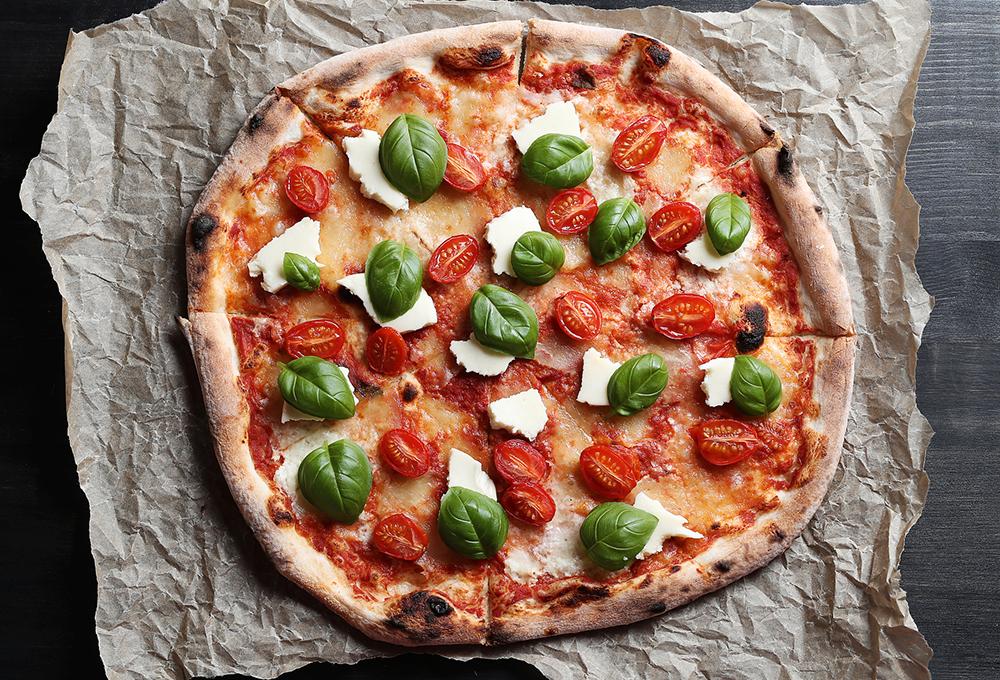Pizza med tomat och basilika
