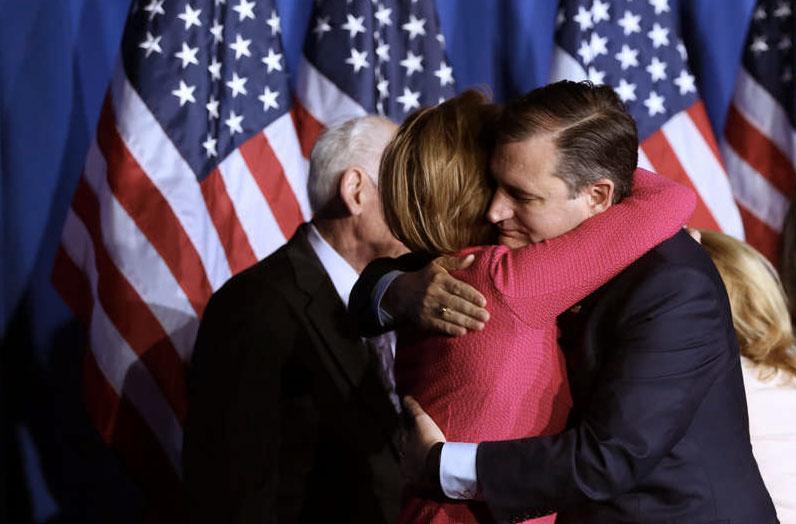 Ted Cruz kramar om sin vice president-kandidat Carly Fiorina strax innan han meddelar att han hoppar av presidentvalsracet.