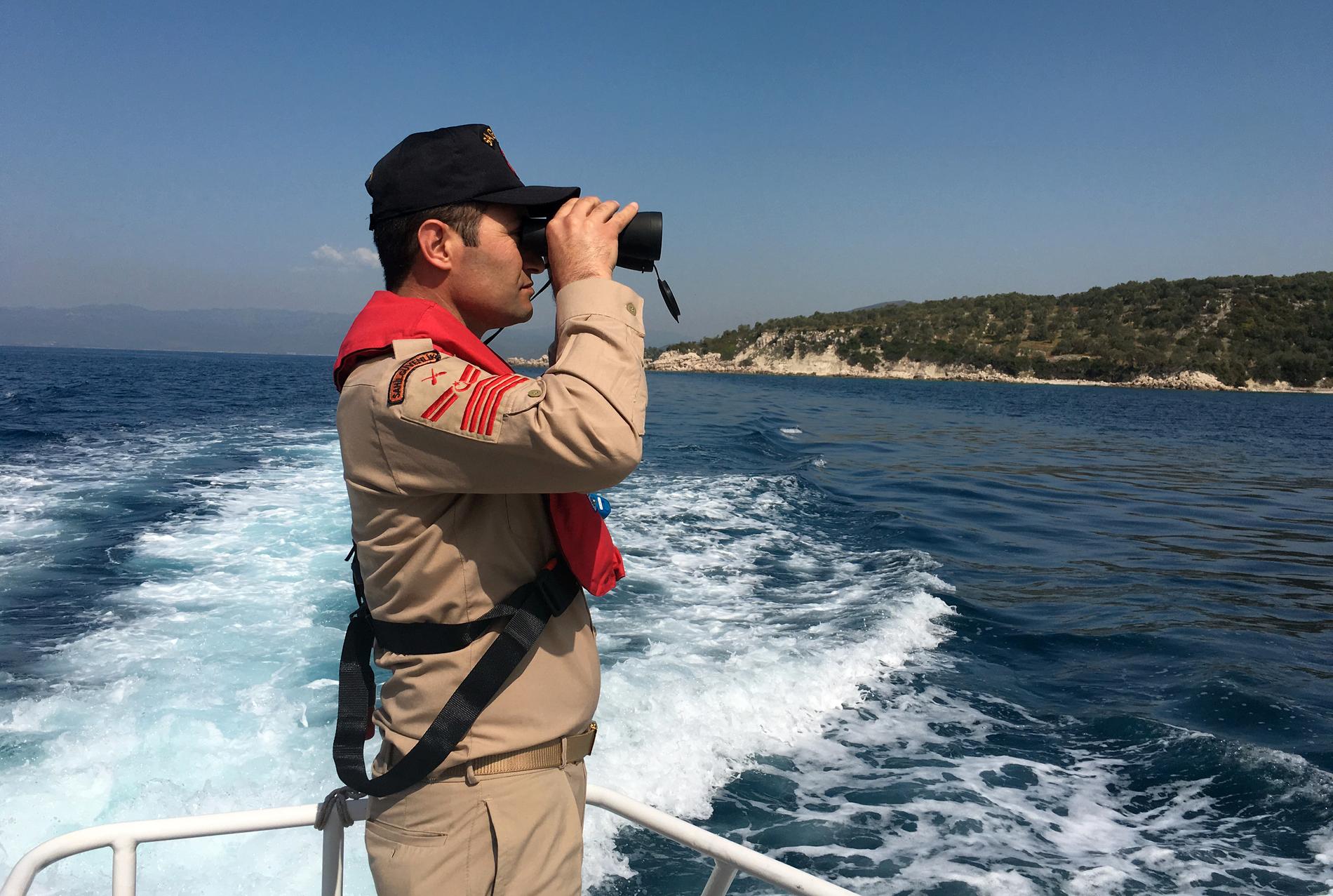 En anställd inom den turkiska kustbevakningen. Arkivbild.