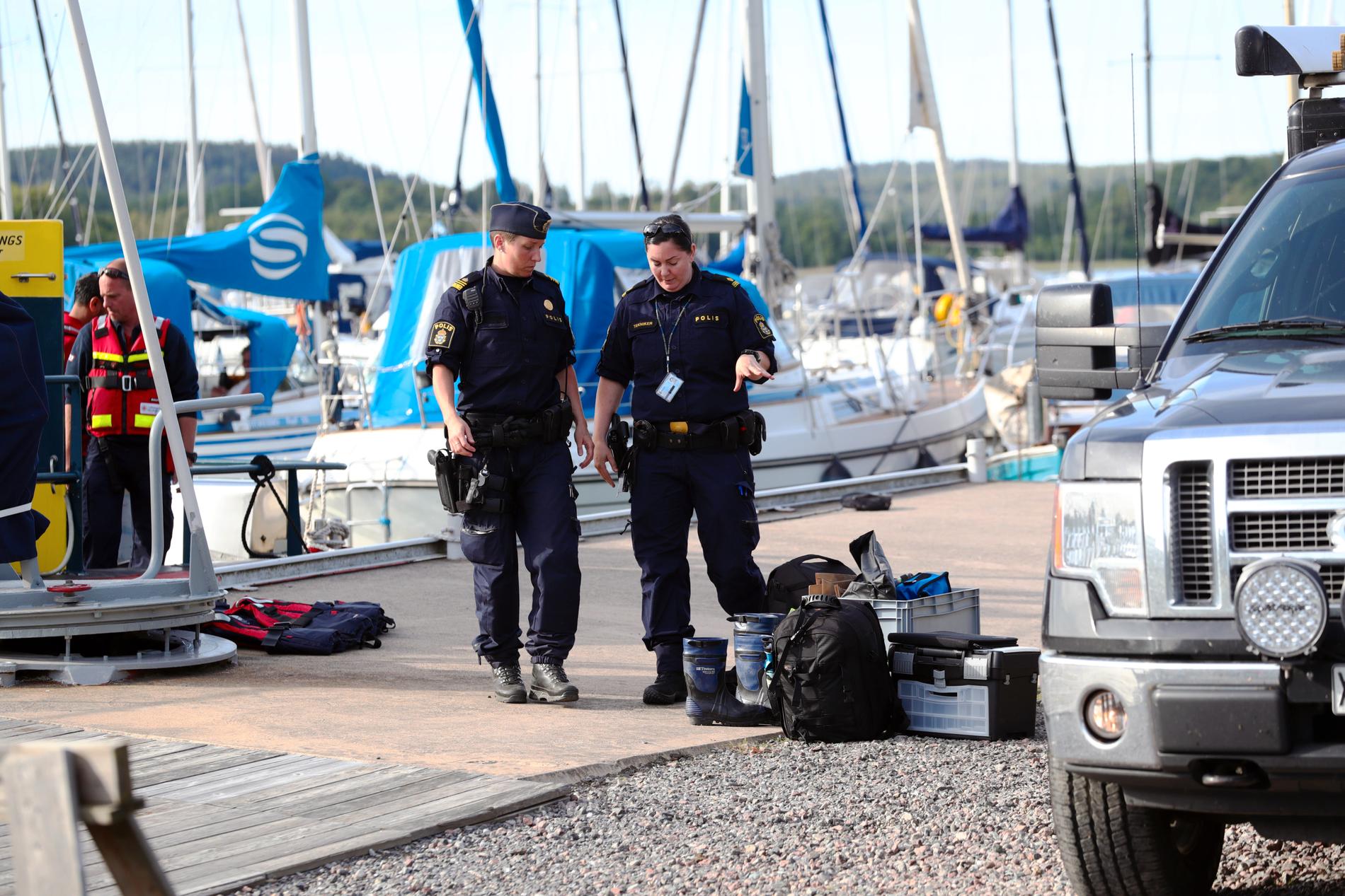 Polisens tekniker vid Aspa båtklubb.