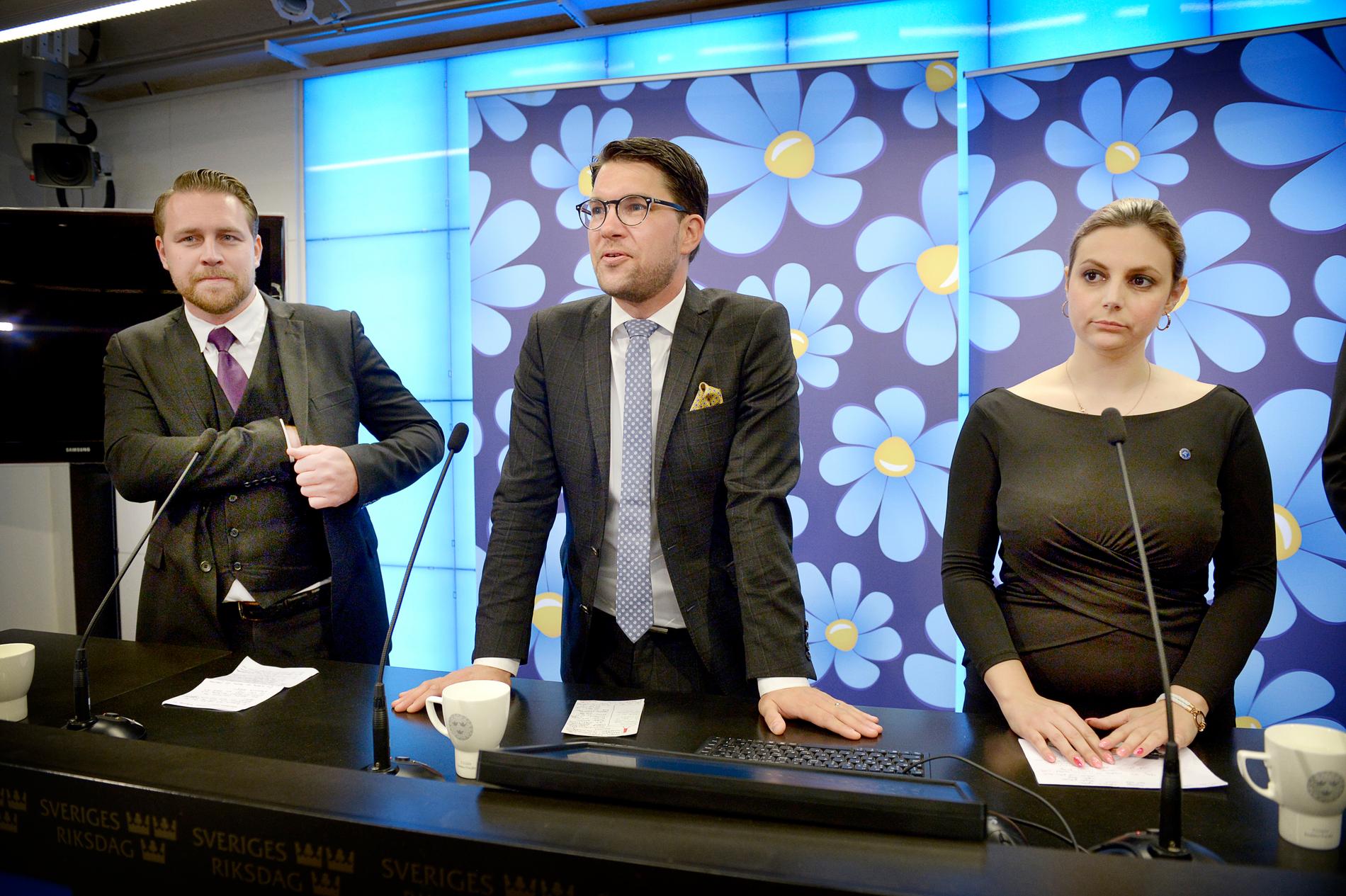 Mattias Karlsson, Jimmie Åkesson och Paula Bieler från Sverigedemokraterna på dagens presskonferens.