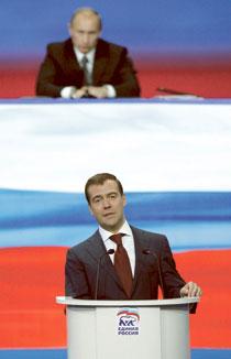 I PUTINS SKUGGA  Nu kliver 42-årige Dmitrij Medvedev ut i rampljuset, men i bakgrundenlär Vladimir Putin fortfarande rycka i trådarna.
