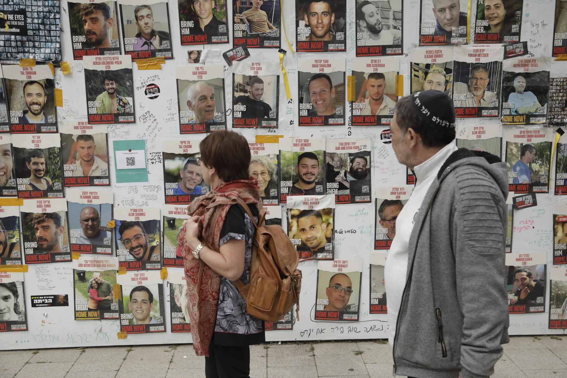 Bilder uppsatta på en vägg i Tel Aviv visar gisslan. 