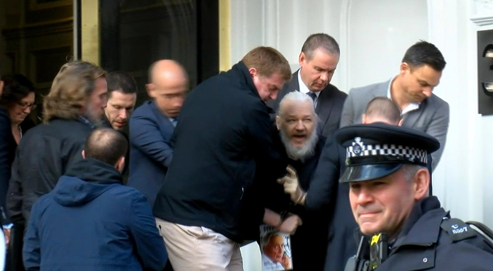 Julian Assange greps när han tvingades ut från Ecuadors ambassad. 